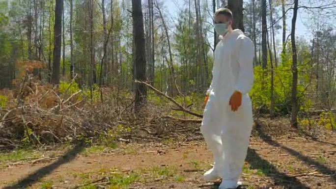 一个穿着特殊西装的人在森林里清除垃圾