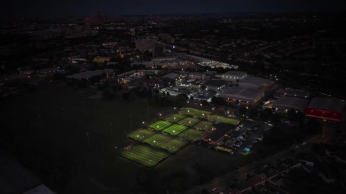 英国温布尔登小镇晚上的航拍画面显示了夏季的足球场和小镇。