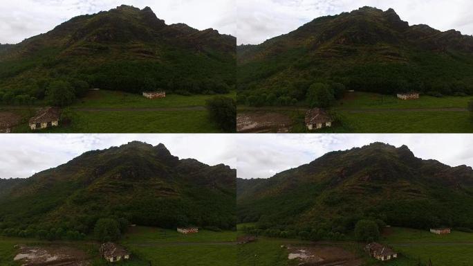 鸟瞰图绿色山坡和农村地区的老房子，环境