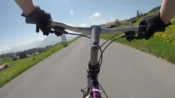POV过去自行车车把到自行车驾驶山路