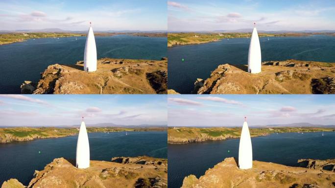在一个阳光明媚的夏日，爱尔兰西南科克的巴尔的摩灯塔周围有360度的鸟瞰图。