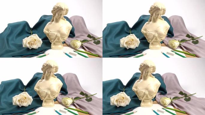 从生活中汲取的构图。石膏铸造女性胸围脸模型和白色新鲜玫瑰在桌子上