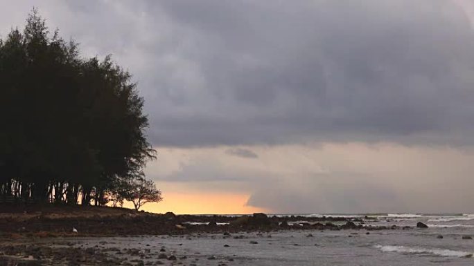 4k: 泰国热带海浪上的海滩海石。