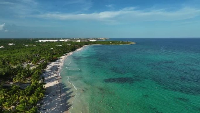 墨西哥阳光明媚的Xpu Ha的海滩和浅绿松石水的鸟瞰图