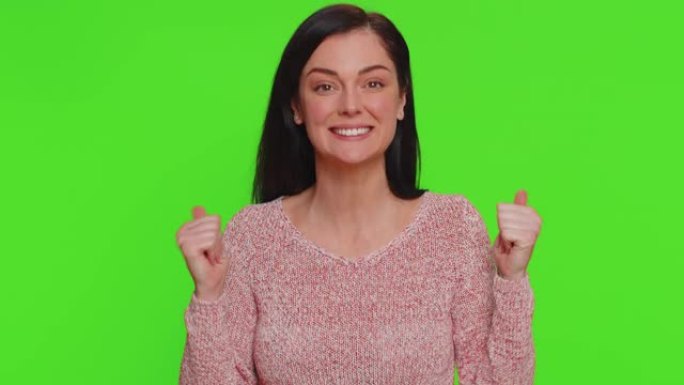 开朗的年轻女子非常赞同你的建议，像求婚一样平易近人地摇头，是的