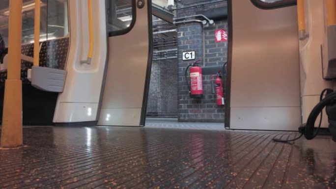 伦敦地铁列车门从地铁站出发时关闭，慢动作