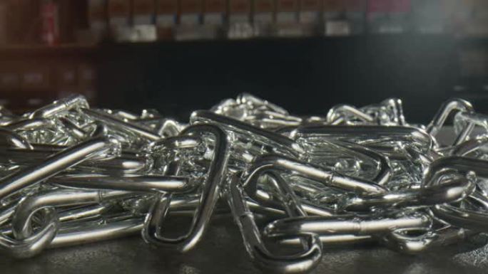 黑色桌子上的金属银链堆-特写