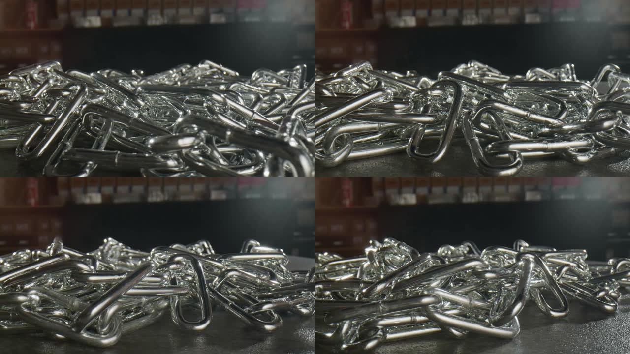黑色桌子上的金属银链堆-特写