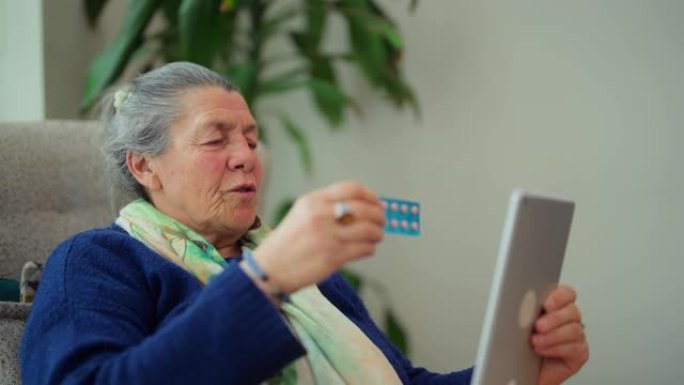 女性高级患者在家中通过数字平板电脑上的视频通话与医生交谈