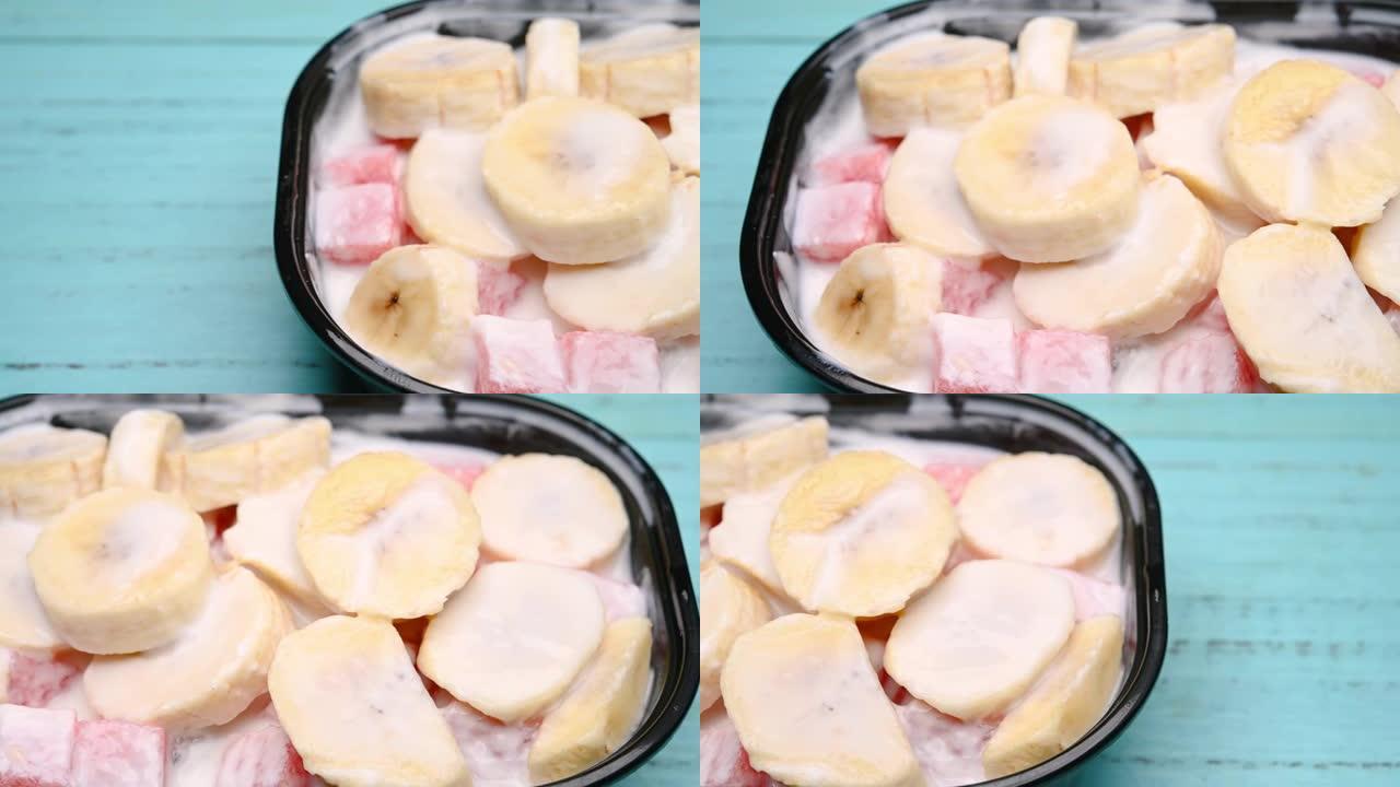 角度锅新鲜香蕉片和西瓜块，酸奶水平组成