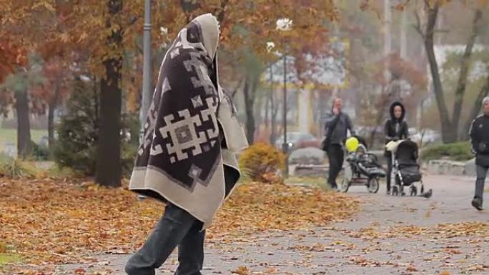 秋公园里不快乐的乞丐一瘸一拐，社会脆弱性和贫困问题