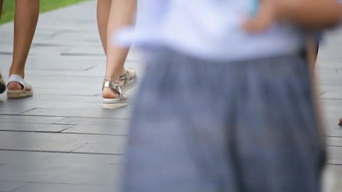 女性朋友一起在公园散步，在户外度过时光，双腿特写