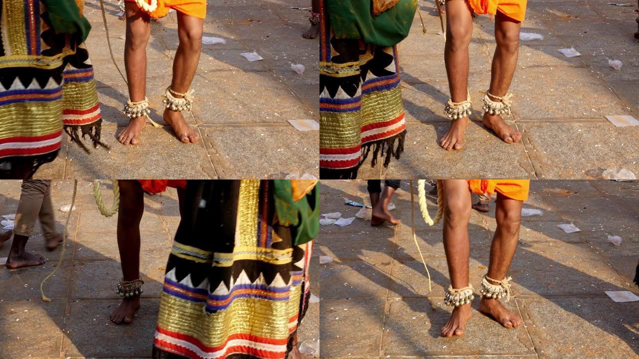 穿着脚链或叮当声并在寺庙跳舞的男人的腿的特写镜头
