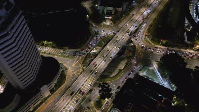夜间在吉隆坡的道路交叉路口和环形交叉路口的鸟瞰图