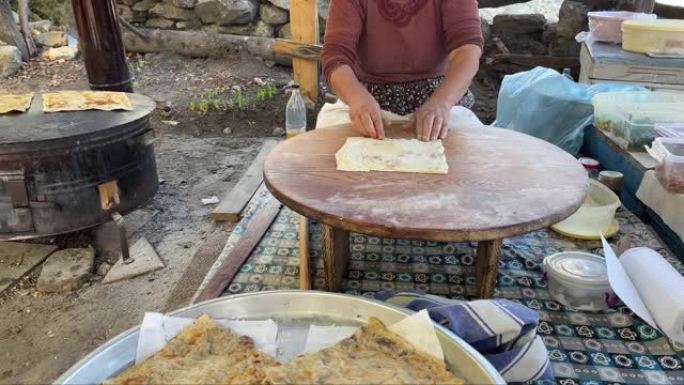 一位乡村妇女准备传统的土耳其菜gozleme。