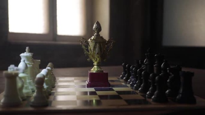 棋盘上的红色皇家椅子 (中世纪王座) 缩影。。棋盘游戏的经营理念和竞争战略理念。选择性聚焦