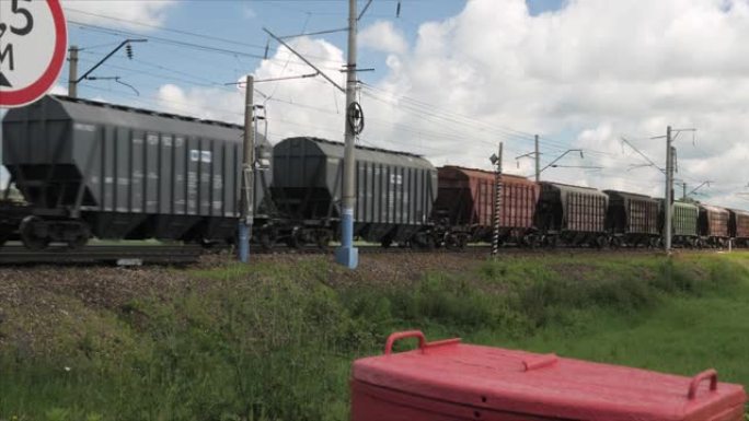 铁路列车的货车。带有封闭货车的货运铁路列车在夏季沿轨道行驶