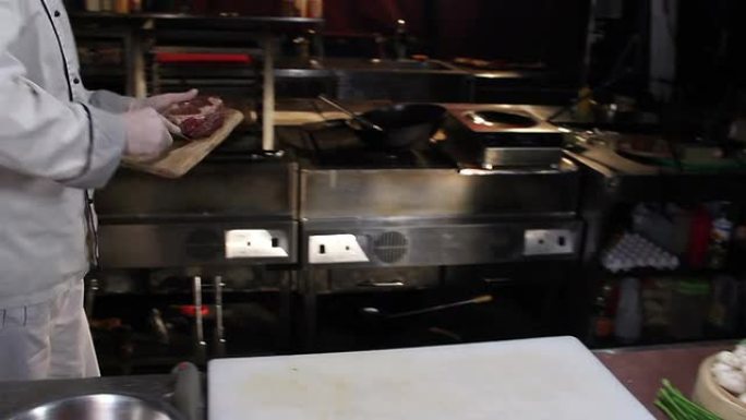 厨师将五香肉放在餐厅的木炭烤架上