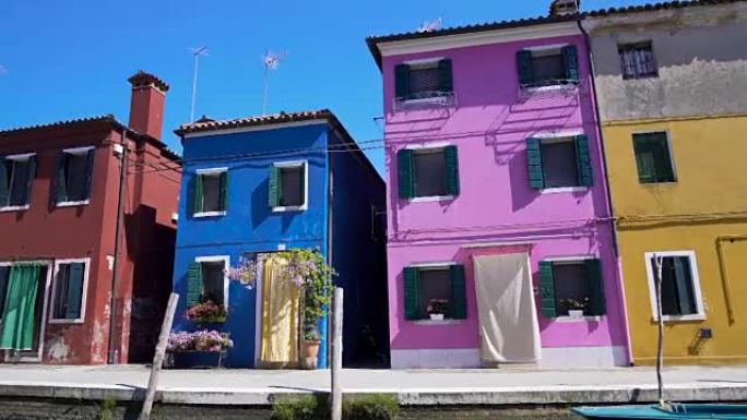 布拉诺五颜六色的房屋和威尼斯运河的全景，乘船游览