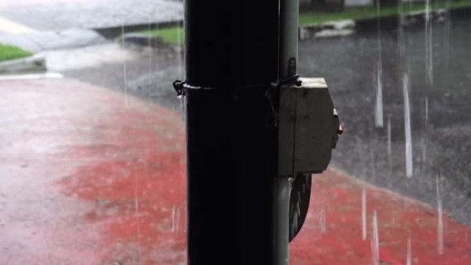 危险电气系统: 雨水损坏断路器盒