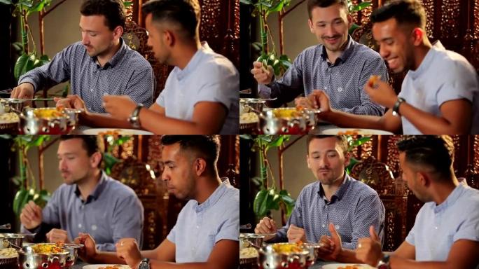 两名男子在印度餐厅吃皮塔饼
