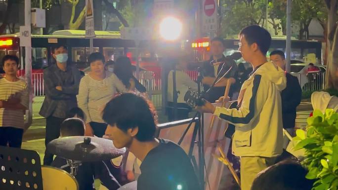 深圳城市夜晚街头艺人表演秀