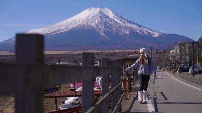 妇女在山中湖旅行度假游玩人物