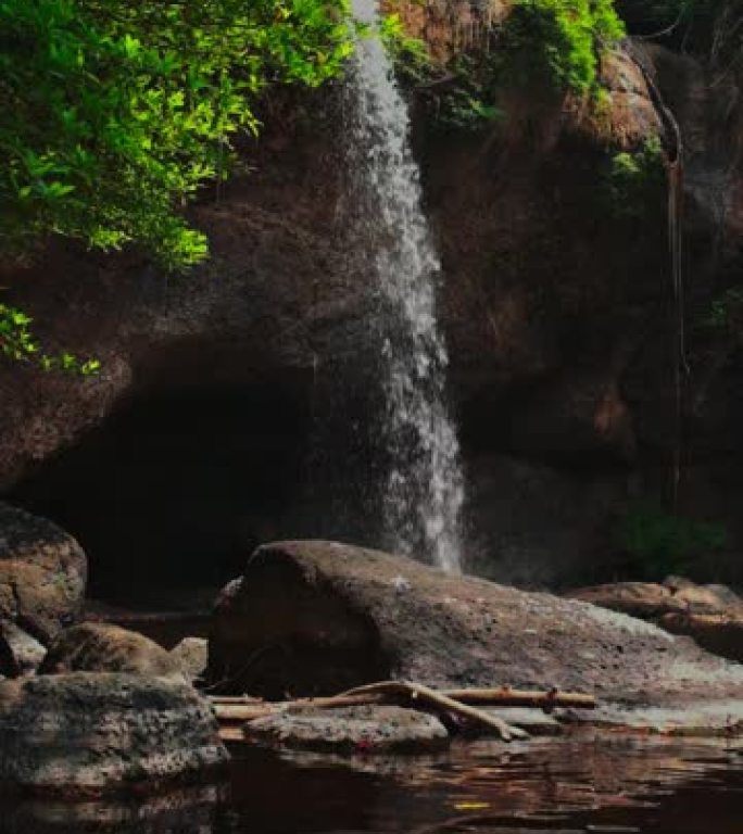 泰国考艾国家公园大森林里美丽的瀑布