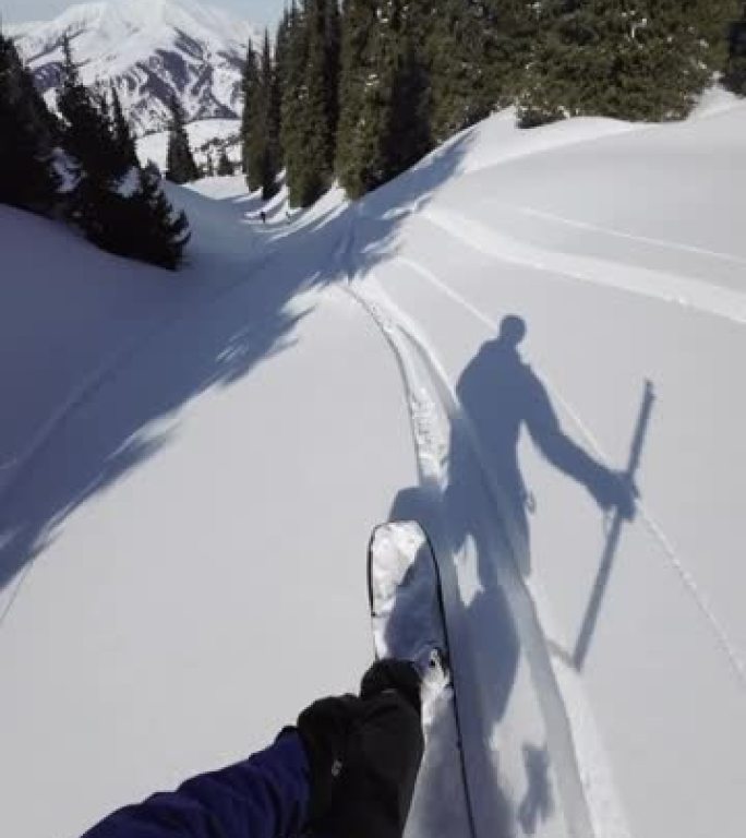 POV第一人称视角，在中亚山峰上的粉末雪上滑雪