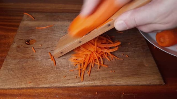 用刨丝器切成薄片的胡萝卜