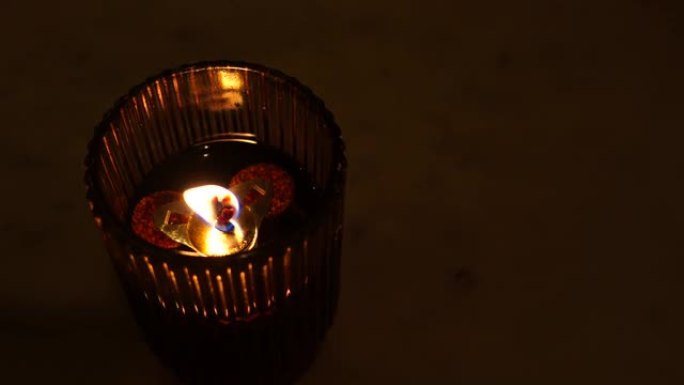 晚上用装满油的棕色玻璃蜡烛。
