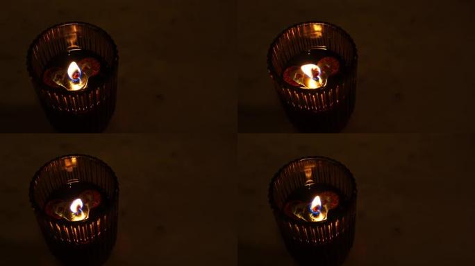 晚上用装满油的棕色玻璃蜡烛。