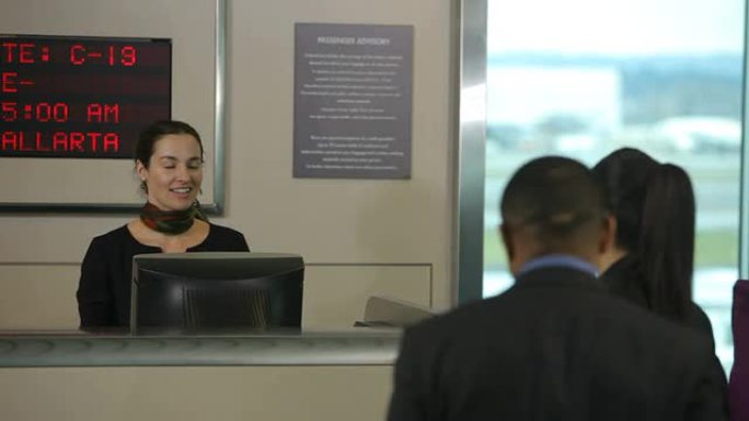 机场乘客在售票柜台办理登机手续