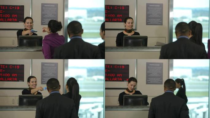 机场乘客在售票柜台办理登机手续