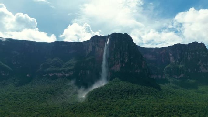 安吉尔瀑布瀑布远处的鸟瞰图。巨大的水流从山上落下。世界上最高的不间断瀑布。委内瑞拉卡纳伊马国家公园。