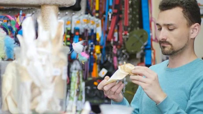 男人在宠物店为水族馆选择商品