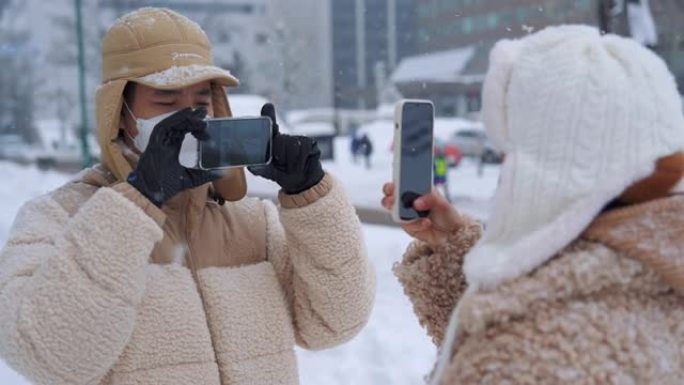 夫妇在冬天旅行时拍摄卷轴视频