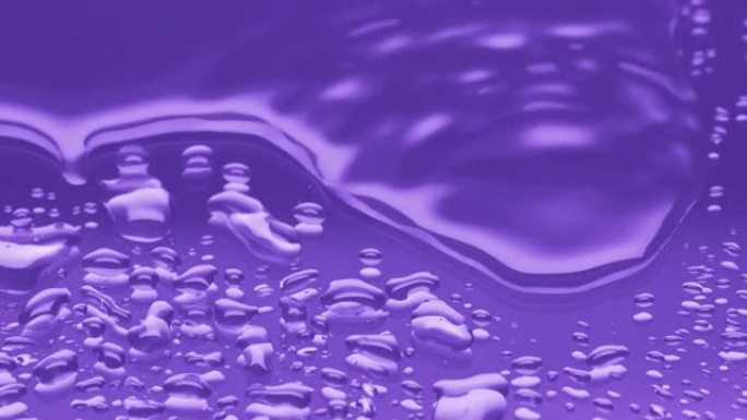 两个水滴滴在大水滴上，溅到紫色背景上