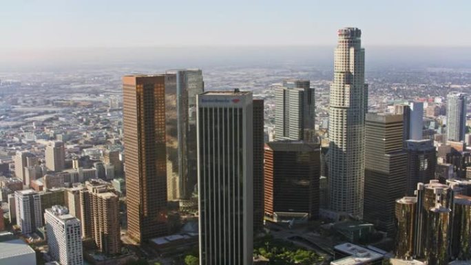 洛杉矶金融区的空中高大摩天大楼