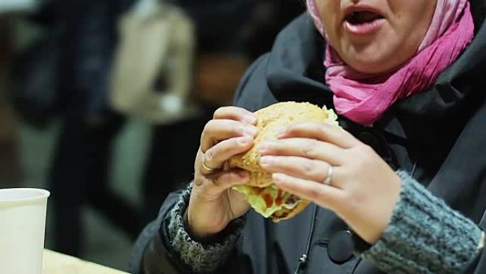 胖女人在快餐店吃饭，不健康的营养有害