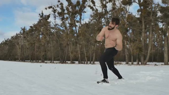 肌肉发达的裸体运动员在冬季训练