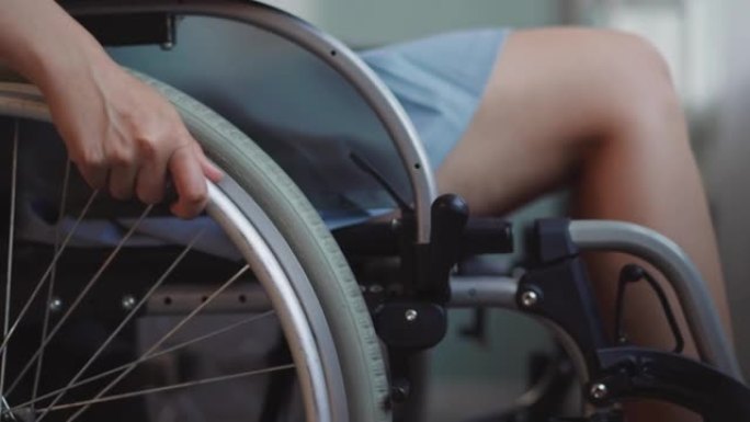 脊柱麻痹的残疾患者移动轮椅