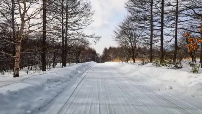 在雪山路上行驶行驶车窗外汽车第一视角