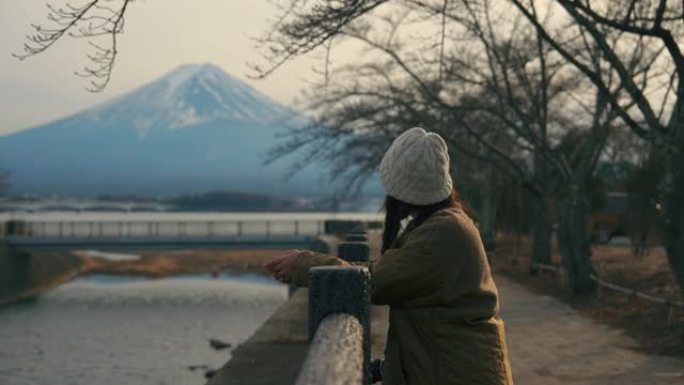 妇女在川口湖寻找富士山