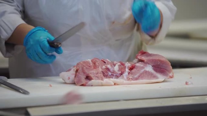 肉和脂肪的分离。屠夫在工厂切肉。香肠生产