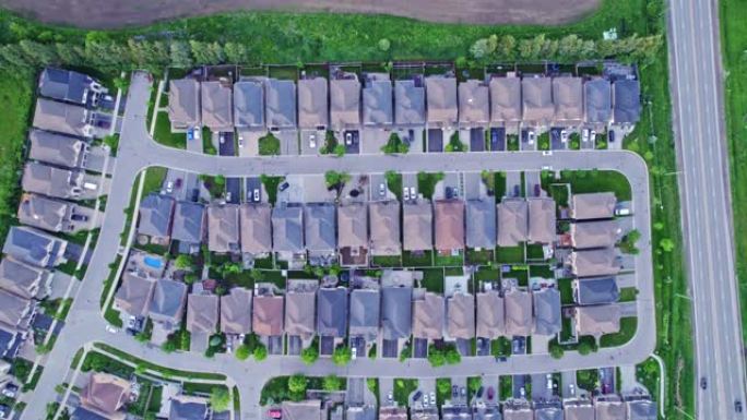 夏季傍晚中产阶级住宅的鸟瞰图。美国邻里郊区。住宅和房屋建造者之间的格局很强。房地产。
