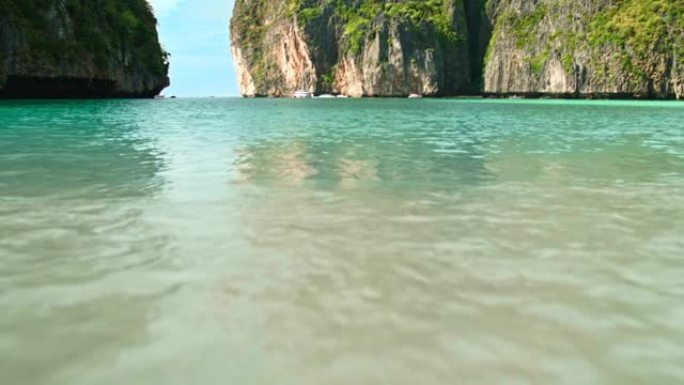 水浪袭击了泰国旅游景点马亚湾、披披岛、甲米的沙滩。