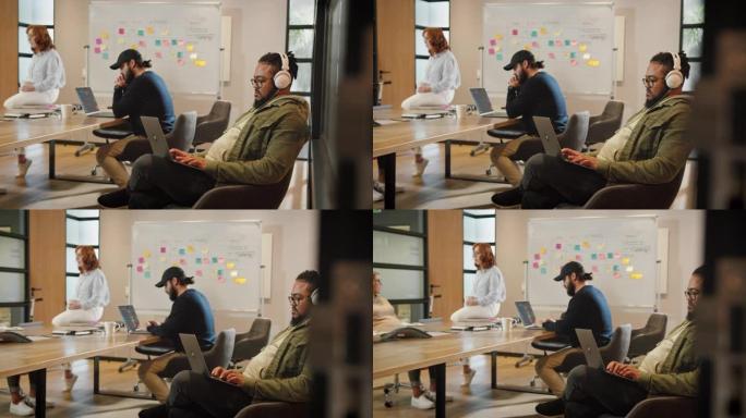 与同事一起在会议室工作的男性软件开发人员