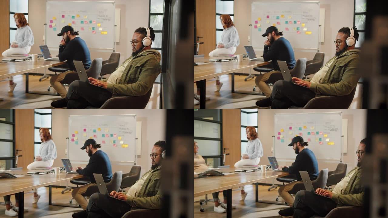 与同事一起在会议室工作的男性软件开发人员