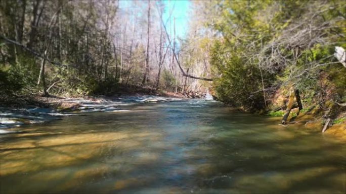 通往天然桥梁的雪松溪河-洛克布里奇县弗吉尼亚州立公园步道-朝着小瀑布移动